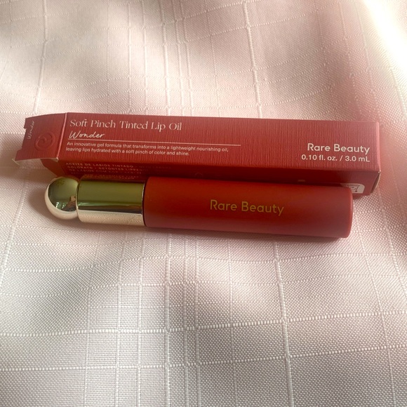 “Wonder” Rare Beauty Soft Pinch Tinted Lip Oil - Picture 2 of 5